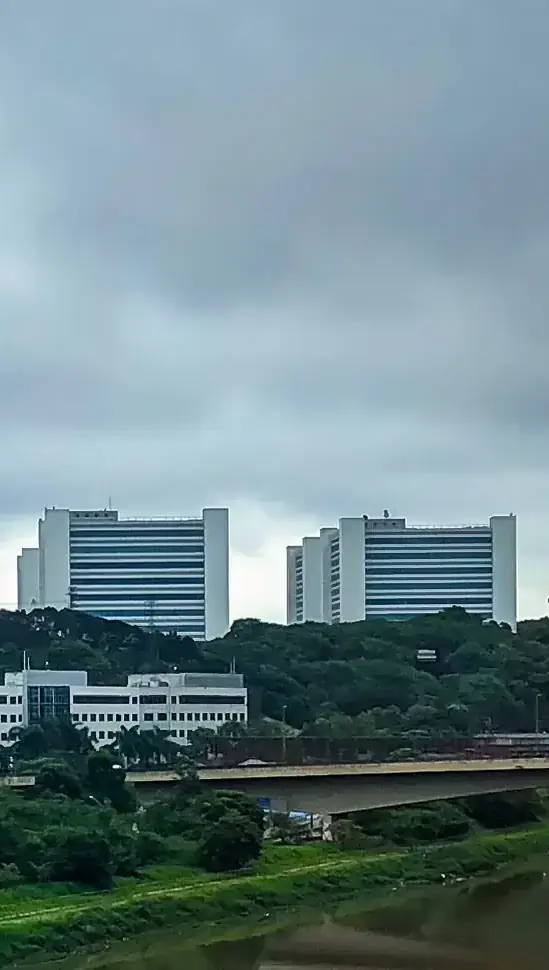 Complexo de edifícios e condomínios urbanos em São Paulo representando a gestão do Síndico Profissional Sergio Garufi